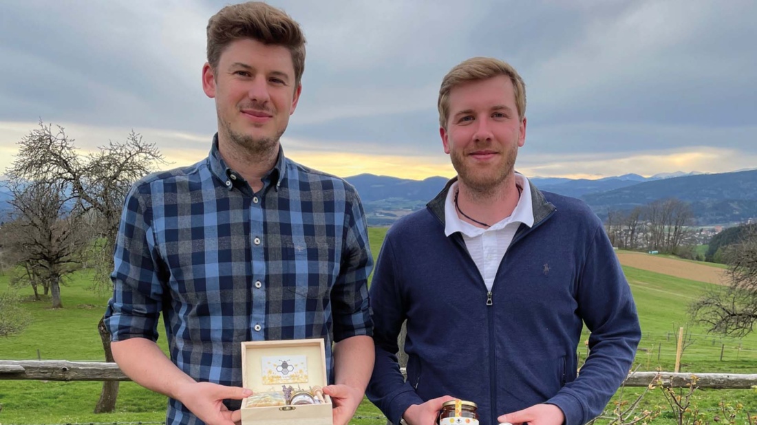 Herren über 20 Bienenvölker: Alois Prasser und Manuel Wieser.