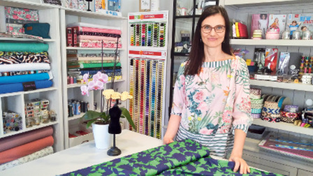 Hobby-Schneiderin Karin Kruse verkauft Stoffe und Handarbeitszubehör, bietet Workshops an und vermietet stundenweise Nähplätze.
