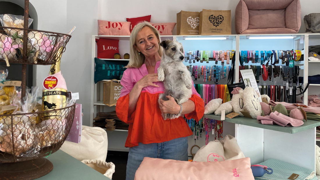 Petra Eggenreich und „Lino“ sind im Geschäft am Dr. Arthur-Lemisch-Platz anzutreffen. Zu entdecken gibt es für die Vierbeiner so einiges