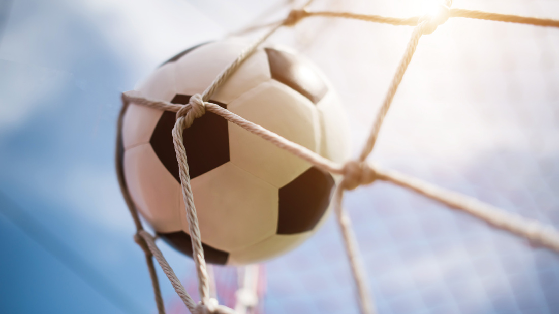 Wenn der Ball über das Spielfeld läuft, freut das auch die heimische Wirtschaft.