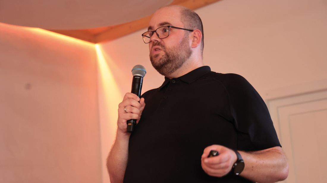 Peter Zeilinger gab beim Sommerfest der Fachgruppe Werbung Tipps.