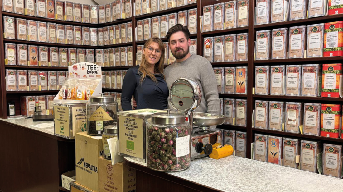 Was als Zufallsfund in der WK-Nachfolgebörse begann, entwickelte sich zu einer beruflichen Leidenschaft. Josua Osinger und Christina Fabbro bringen frischen Wind in „die Teedose“.