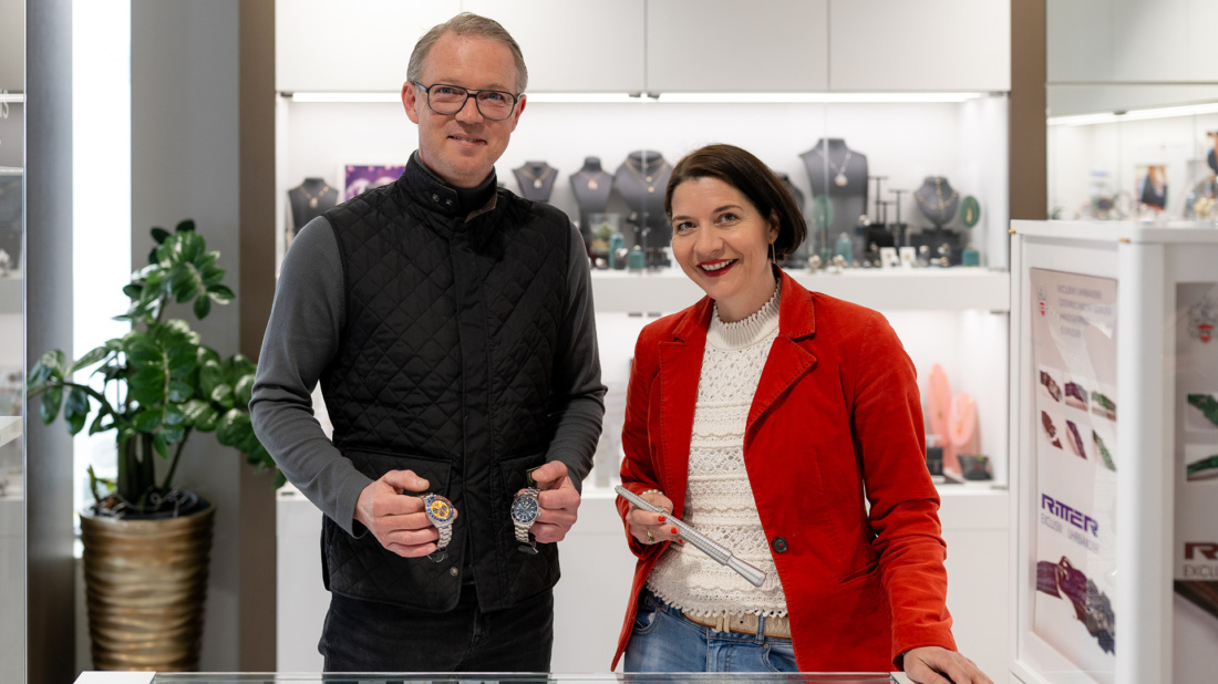 Stehen hinter Schmuck Winkler: Daniel Winkler ist der erste Goldschmied in seiner Familie und passionierter Jäger. Katrin Winkler-Jandl hat Politikwissenschaften studiert und ist auch noch als Kabarettistin auf der Bühne zu sehen.