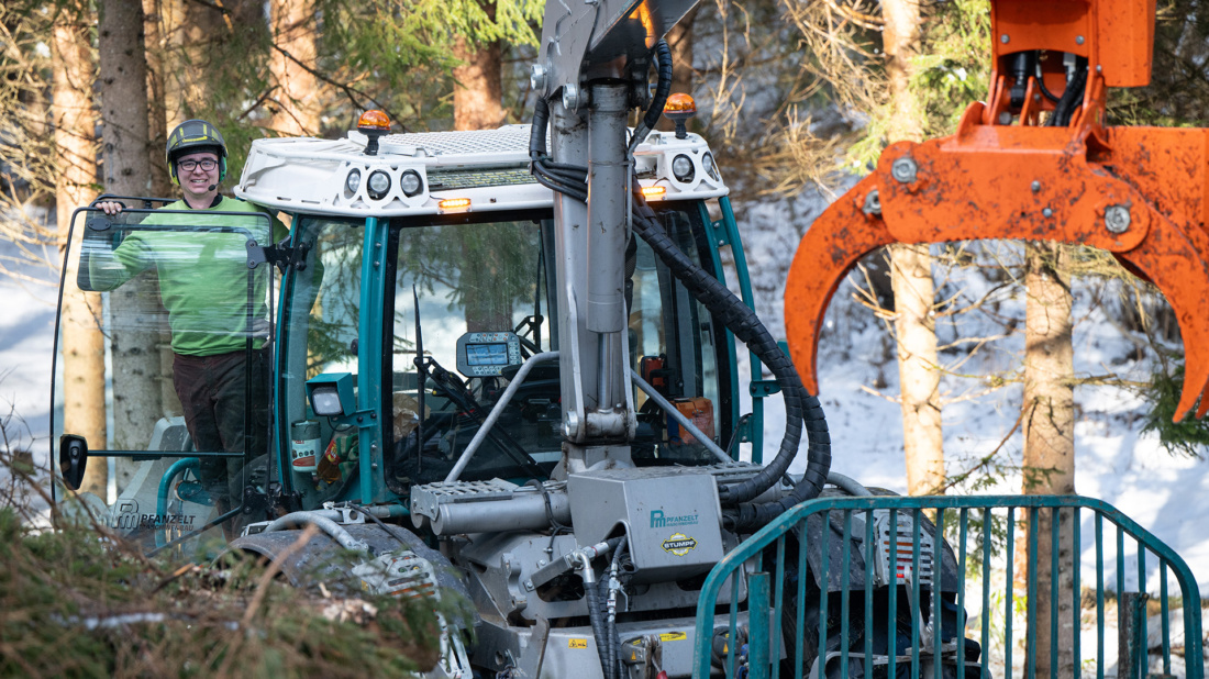 Das Alleinstellungsmerkmal von Förster Michael Wunder ist der Spezialschlepper mit Kranaufsatz – so werde effizientes und schonendes Bewirtschaften möglich.