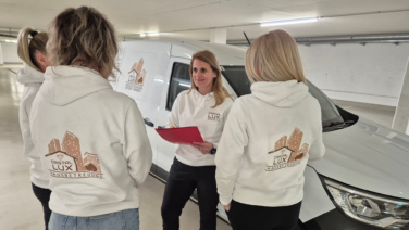 Teambesprechung in der Tiefgarage: Aleksandra Fotivec bietet mit ihrem Unternehmen „Cristal Lux Haus­betreuung“ verschiedene Reinigungsdienstleistungen in Klagenfurt an.