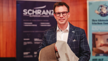 Von der recycelten Tischwäsche über Stoffe aus Naturmaterialien bis hin zum leistbaren Makeover für Gästezimmer: Jürgen Schranz setzt auf Nachhaltigkeit.