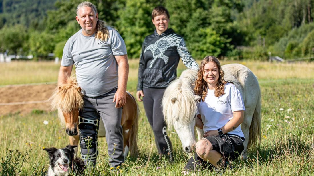 Joey und Hekla Hattenberger mit Betriebshelferin 
Sarah Krutner und den Shetlandponys Sunny und Pharlap sowie Hofhund Flóki.