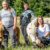 Joey und Hekla Hattenberger mit Betriebshelferin 
Sarah Krutner und den Shetlandponys Sunny und Pharlap sowie Hofhund Flóki.