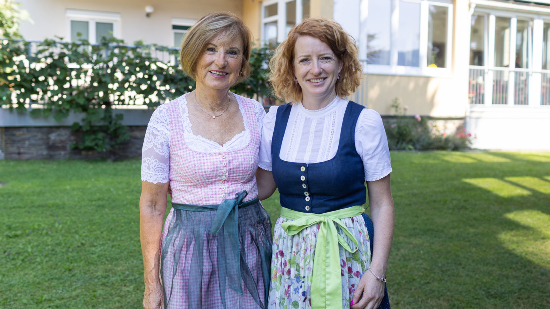 Veronika Zorn-Jäger und ­Angelika Zorn-Hagauer führen den ­Marienhof in Annenheim. Die Senior­chefin und ihre Schwiegertochter begrüßen hier Gäste, die die Nähe zu See und Berg schätzen.