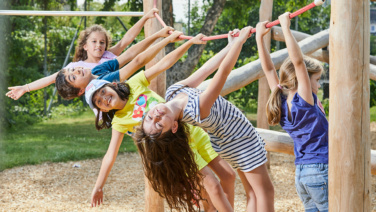 Kinder am Spielturm